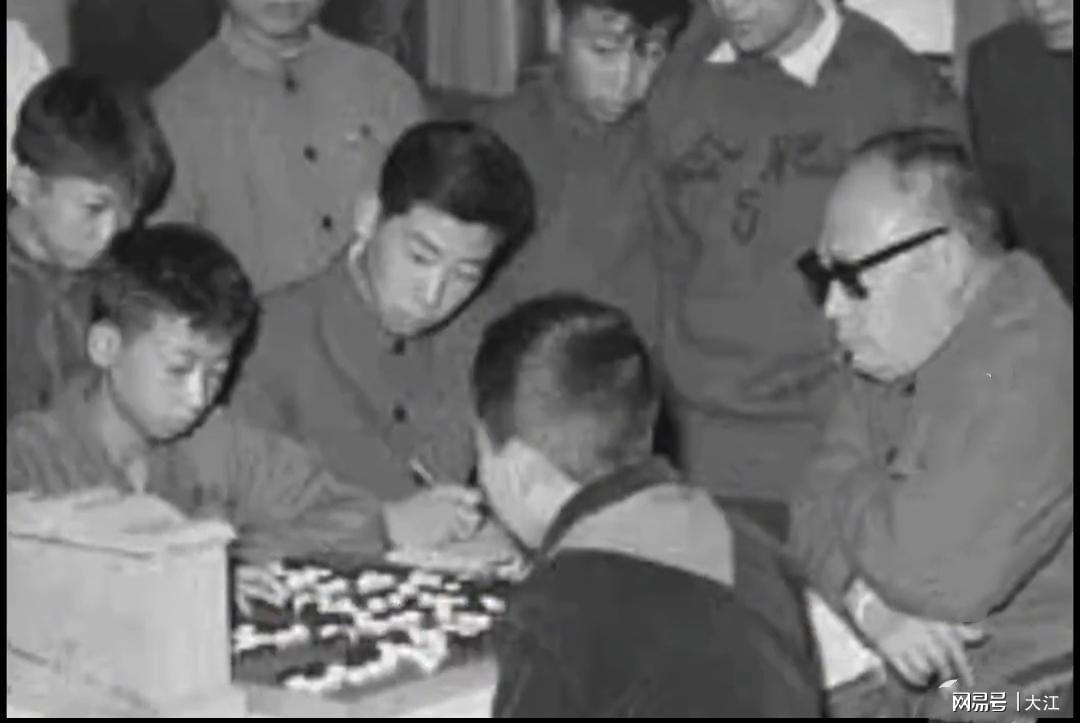 世界杯app下载-陈毅元帅正在全神贯注地与聂卫平下棋，在天赋面前，第一局就输了